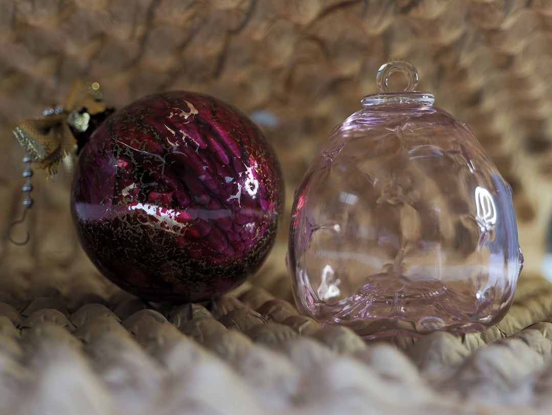 Vue zoom de boules de Noël fragiles protégées par Naturbubble